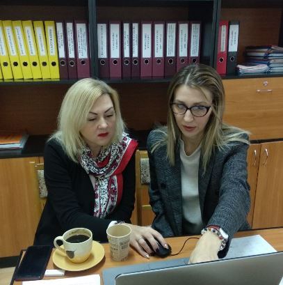 Мар'яна Сокол та Ольга Петришина під час обговорення доповді